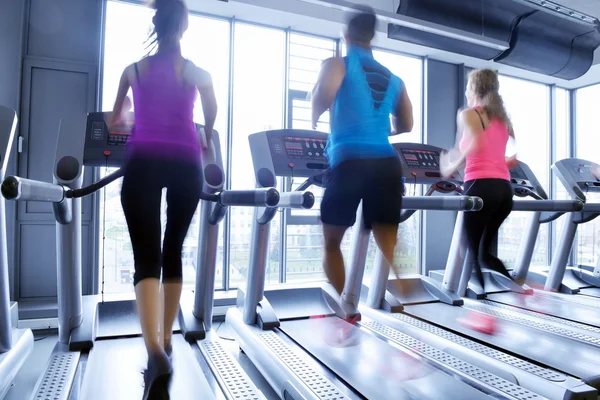 Grupo Jóvenes Corriendo Cintas Correr Gimnasio Deportivo Moderno —  Fotos de Stock