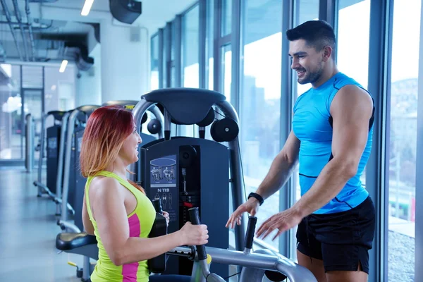 Mujer haciendo ejercicio con su entrenador personal — Foto de Stock