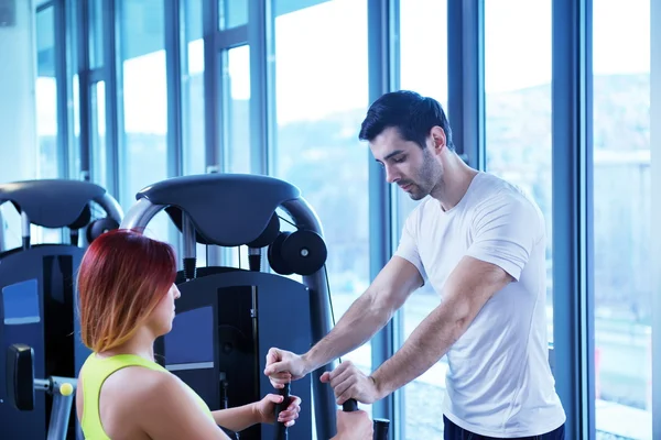 Mulher exercitando com seu personal trainer — Fotografia de Stock