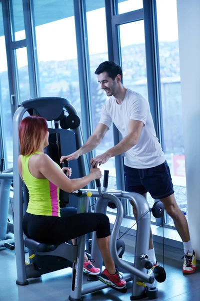 Mujer haciendo ejercicio con su entrenador personal — Foto de Stock