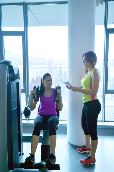 Kvinna tränar med sin personliga tränare — Stockfoto