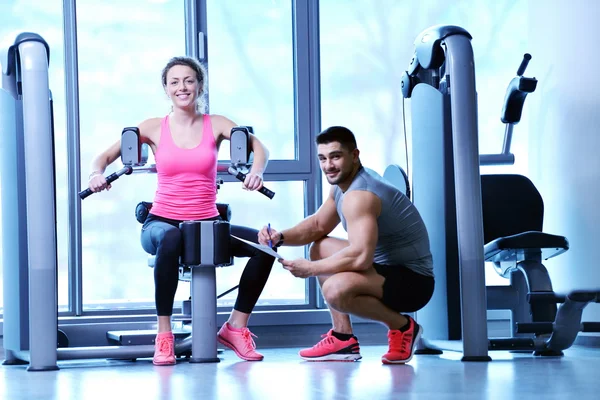 Pareja joven en el gimnasio — Foto de Stock