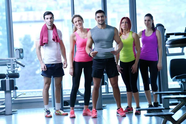 Grupa osób na siłowni — Zdjęcie stockowe