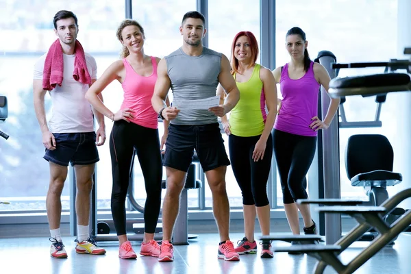 Sekelompok orang di gym — Stok Foto