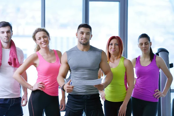 Groupe de personnes à la salle de gym — Photo