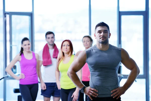 Groep mensen in de sportschool — Stockfoto