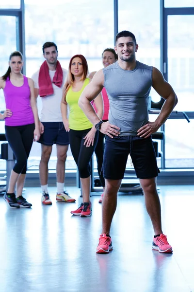 Groep mensen in de sportschool — Stockfoto