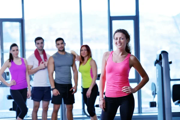 Groupe de personnes à la salle de gym — Photo