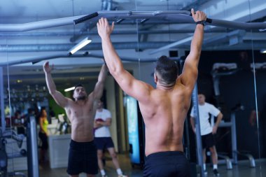spor salonunda yakışıklı adam