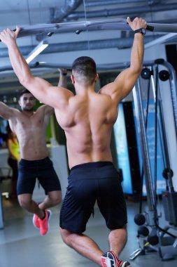 spor salonunda yakışıklı adam