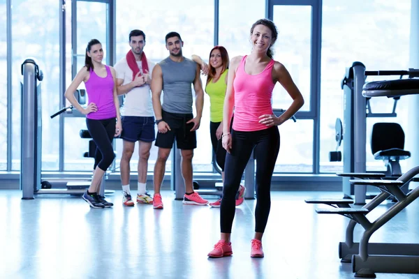 Gruppo di persone in palestra — Foto Stock