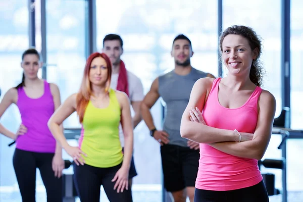 Groupe de personnes à la salle de gym — Photo