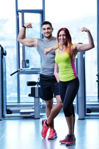 Pareja joven en el gimnasio —  Fotos de Stock