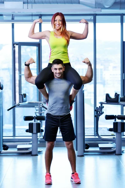 Νεαρό ζευγάρι στο γυμναστήριο — Φωτογραφία Αρχείου