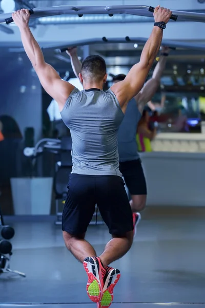 Hombre guapo en el gimnasio — Foto de Stock