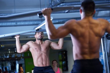 yakışıklı erkek spor salonunda egzersiz