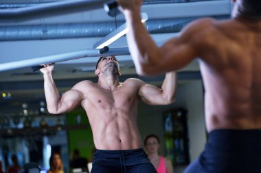 yakışıklı erkek spor salonunda egzersiz