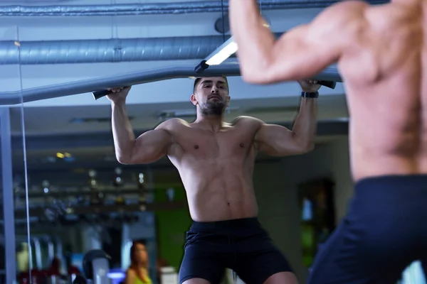 Stilig man på gymmet — Stockfoto