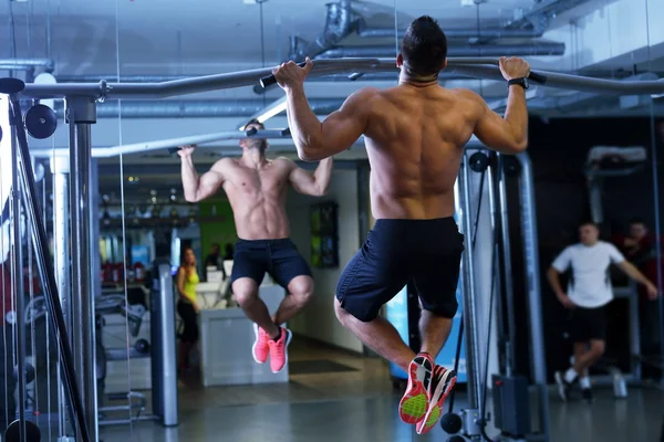 Hombre guapo en el gimnasio — Foto de Stock