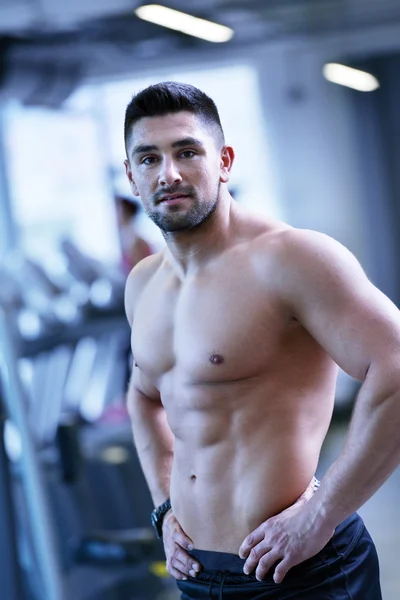 Un bel homme au gymnase. — Photo