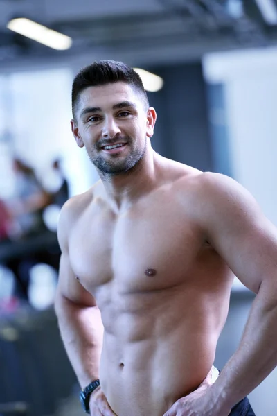 Hombre guapo en el gimnasio —  Fotos de Stock