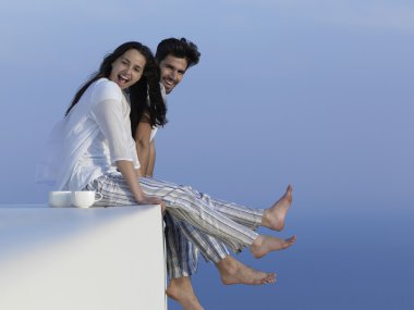 Romantik çift terasta dinlenmek