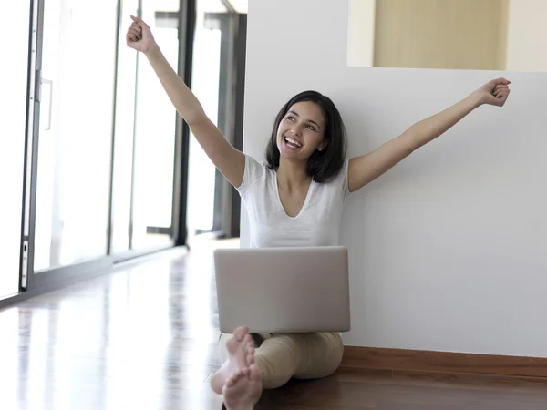 Mulher em casa trabalhando no computador portátil — Fotografia de Stock