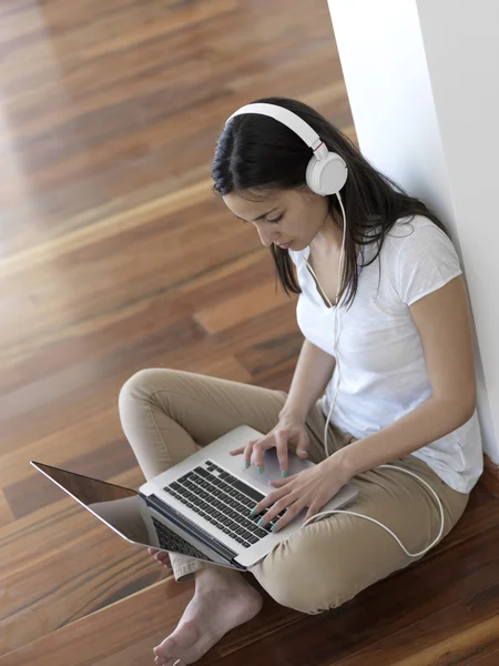 Woman at home working on laptop computer — Stock Photo, Image