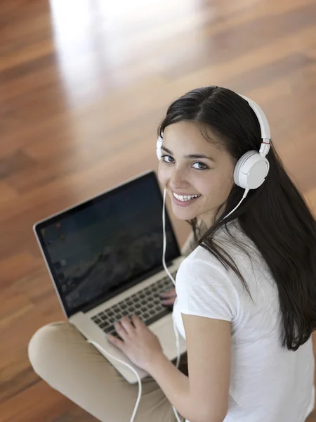 Vrouw thuis werken op laptopcomputer — Stockfoto