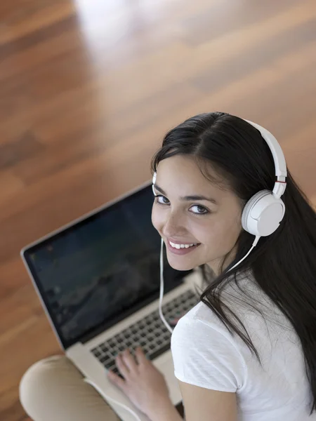 Frau arbeitet zu Hause am Laptop — Stockfoto