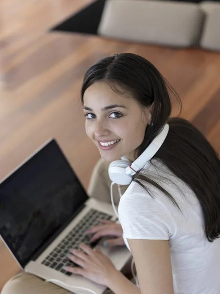Woman at home working on laptop computer — Stock Photo, Image