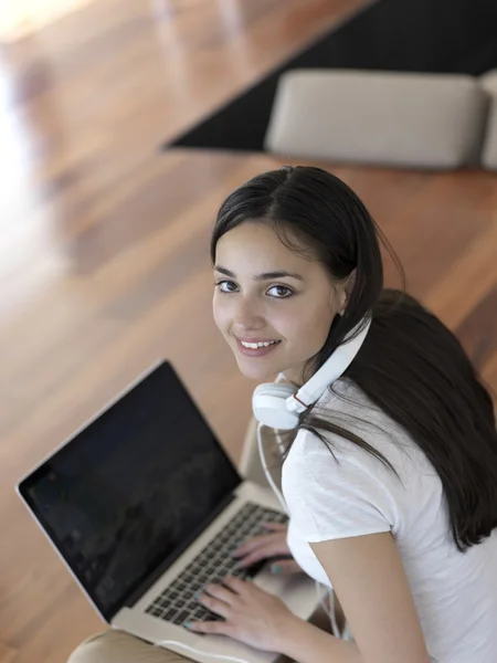 Woman at home working on laptop computer — Stock Photo, Image