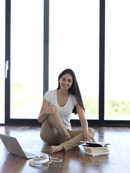 Mujer en casa trabajando en el ordenador portátil —  Fotos de Stock