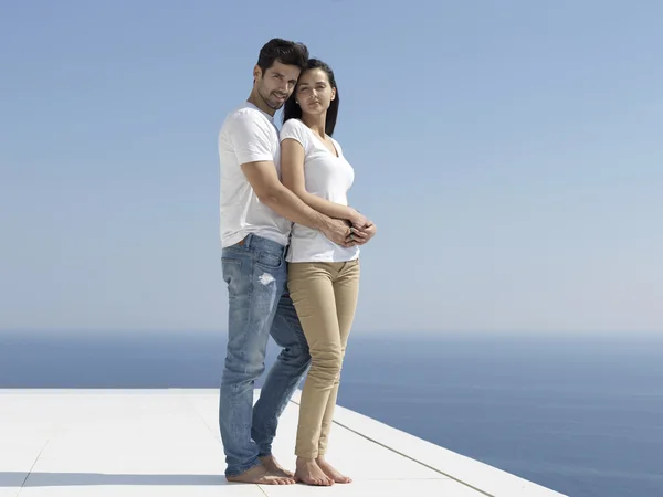 Casal romântico relaxar no terraço — Fotografia de Stock