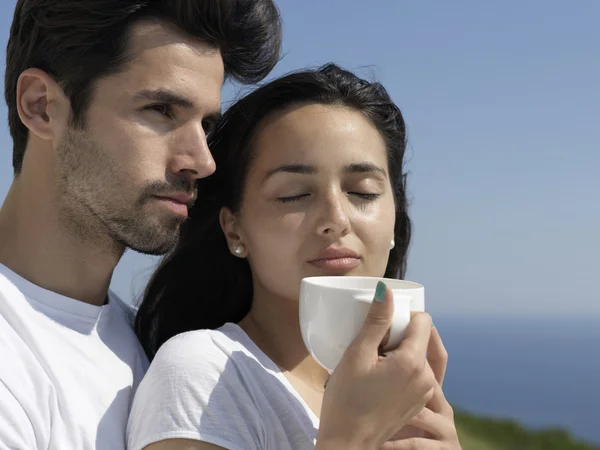 Coppia romantica rilassarsi in terrazza — Foto Stock