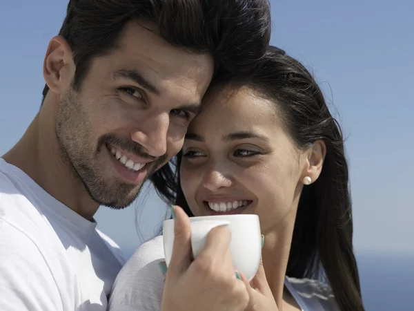 Romantische Paare entspannen auf der Terrasse — Stockfoto