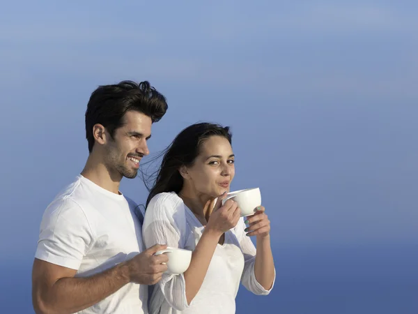 Casal romântico relaxar no terraço — Fotografia de Stock