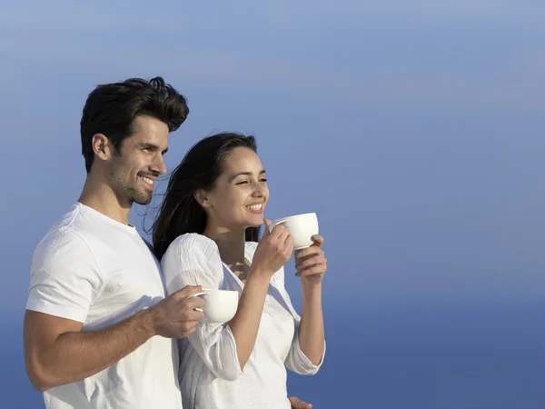 Romantische Paare entspannen auf der Terrasse — Stockfoto