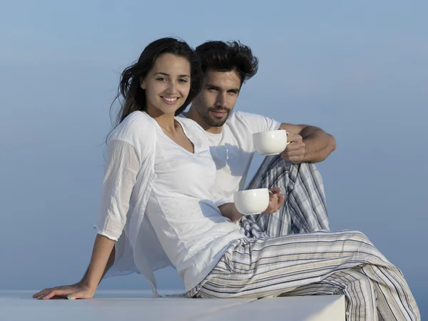 Casal romântico relaxar no terraço — Fotografia de Stock