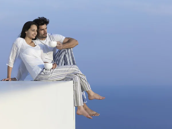 Романтическая пара отдыхает на террасе — стоковое фото