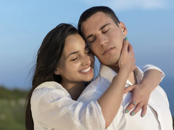 Feliz jovem casal romântico — Fotografia de Stock