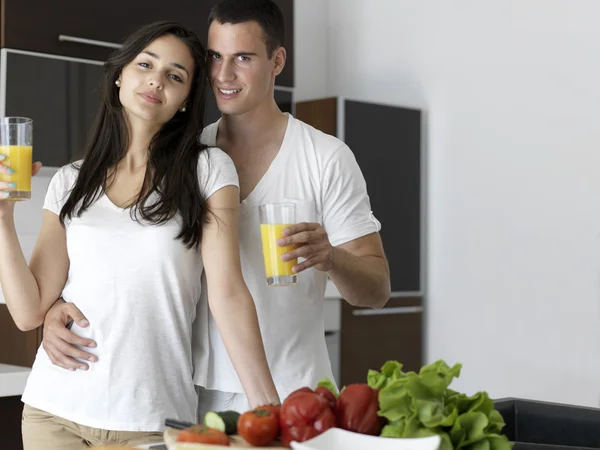 Feliz joven pareja en kicthen —  Fotos de Stock