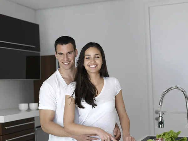 Feliz joven pareja en kicthen — Foto de Stock