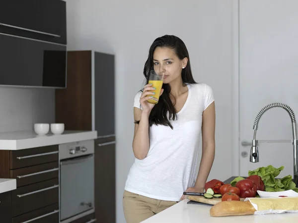 Jonge vrouw koken in de keuken — Stockfoto