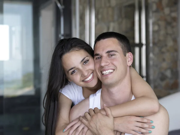 Casal relaxar e se divertir na cama — Fotografia de Stock