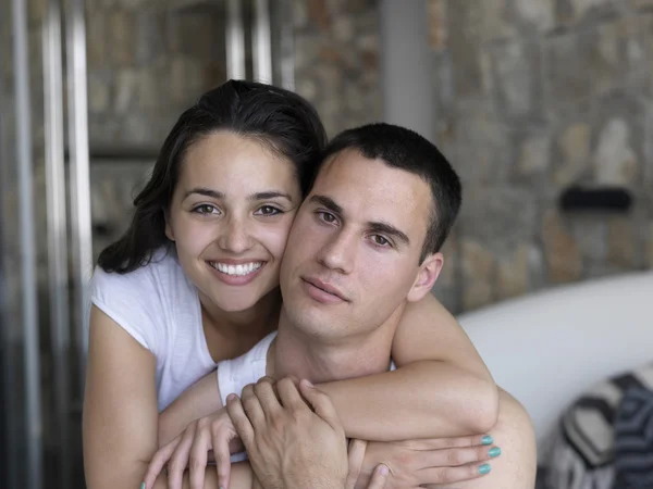 Casal relaxar e se divertir na cama — Fotografia de Stock