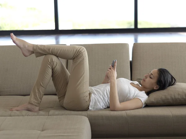 Mujer relajarse y divertirse con el teléfono — Foto de Stock