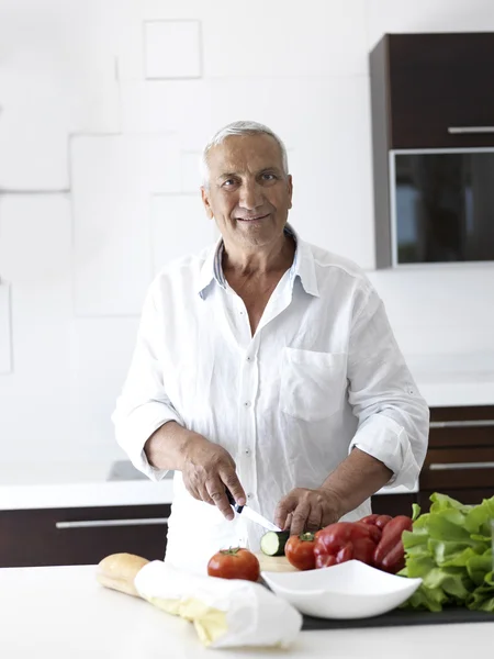 Чоловік готує, готує салат на кухні — стокове фото