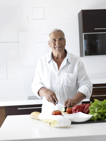 Чоловік готує, готує салат на кухні — стокове фото