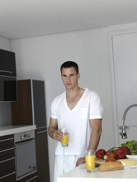 Man cooking at home — Stock Photo, Image